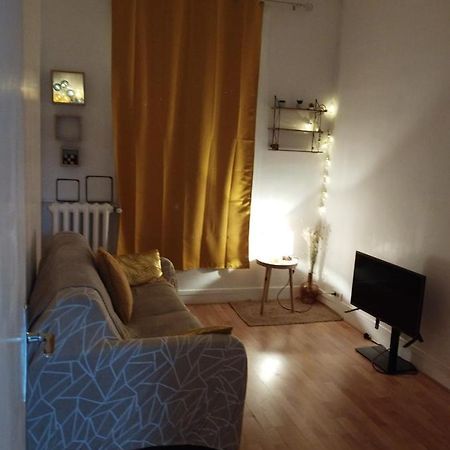 Parisian Vibes A Clichy Apartment Bagian luar foto