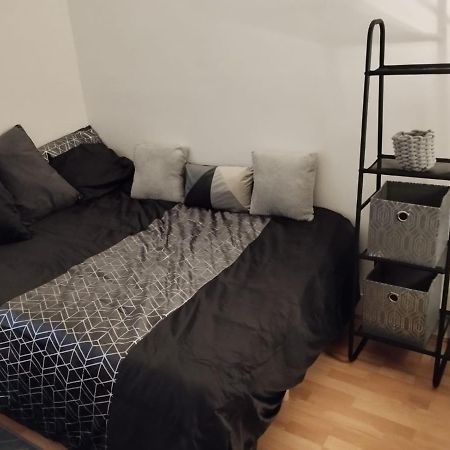 Parisian Vibes A Clichy Apartment Bagian luar foto
