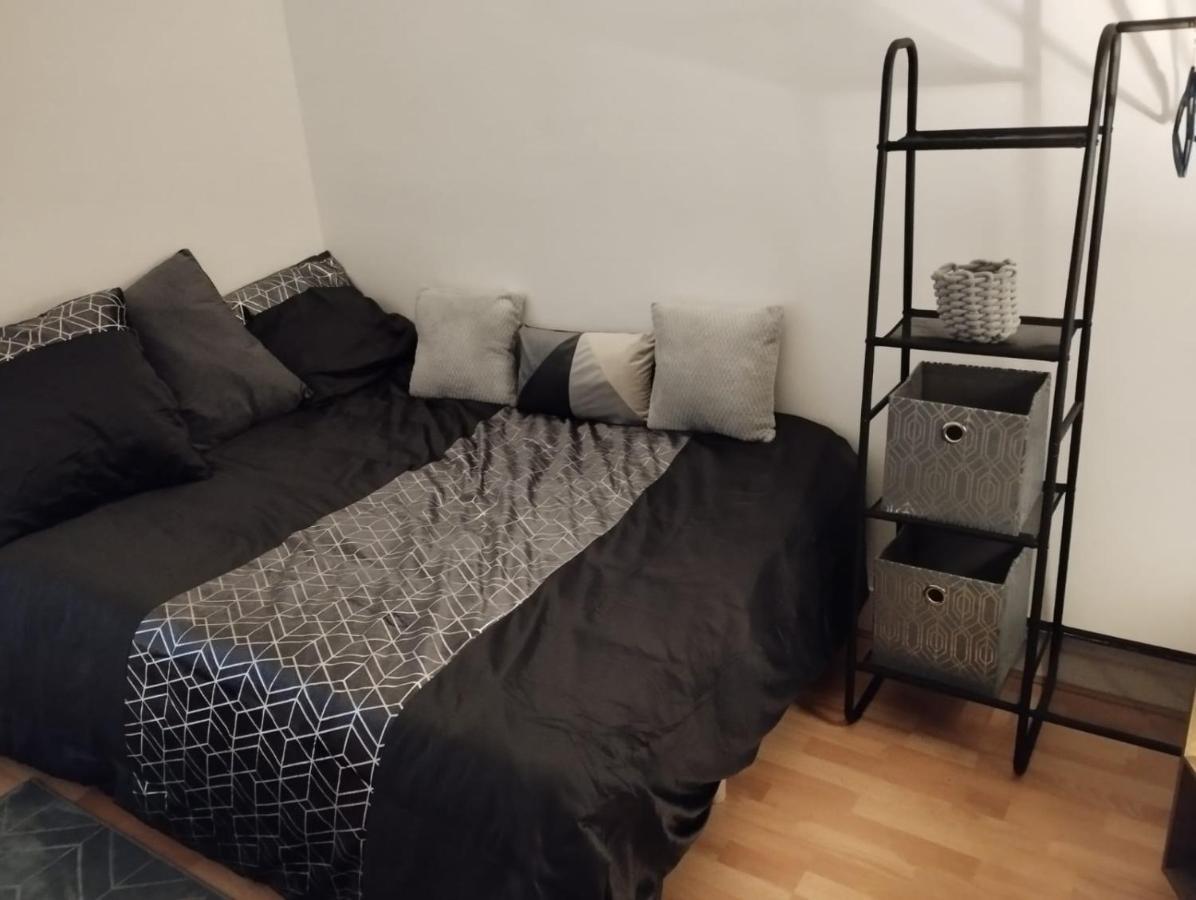 Parisian Vibes A Clichy Apartment Bagian luar foto